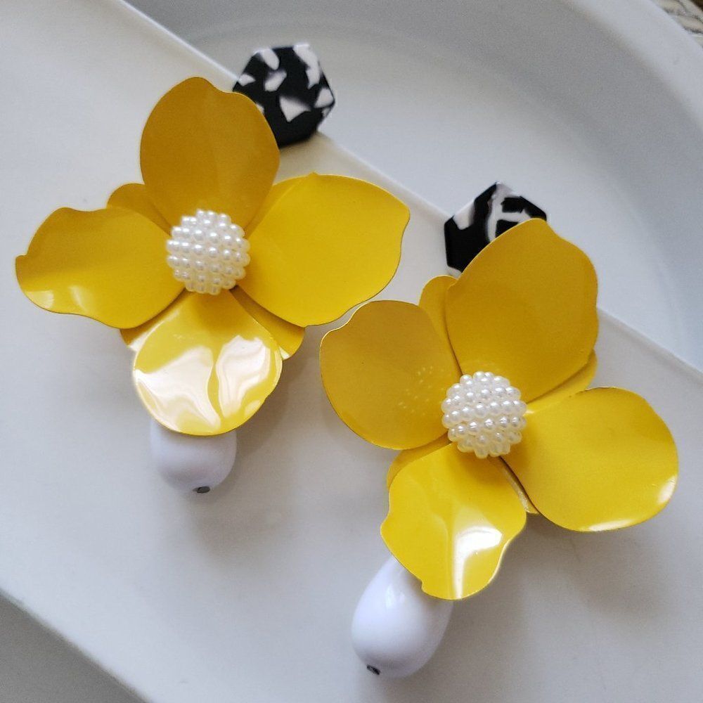 New! Zara Big Floral Earrings - Picture 2 of 16